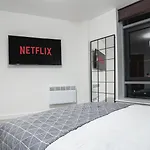 Penthouse - Sleeps 8 - Skyline View *