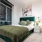 Penthouse - Sleeps 8 - Skyline View شقة