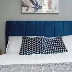 Penthouse - Sleeps 8 - Skyline View