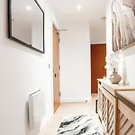 Penthouse - Sleeps 8 - Skyline View *