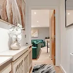 Penthouse - Sleeps 8 - Skyline View