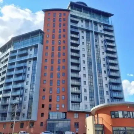 Penthouse - Sleeps 8 - Skyline View Leeds (West Yorkshire)