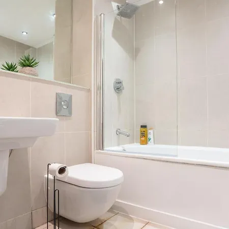 Penthouse - Sleeps 8 - Skyline View شقة ليدز