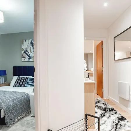 Penthouse - Sleeps 8 - Skyline View Apartment Leeds (West Yorkshire)