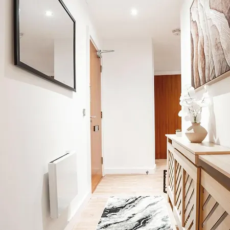 Penthouse - Sleeps 8 - Skyline View *