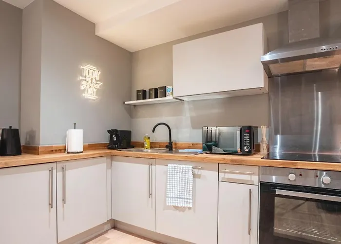 Penthouse - Sleeps 8 - Skyline View * Leeds (West Yorkshire)