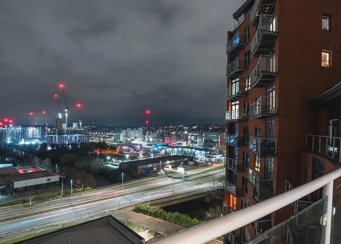 Penthouse - Sleeps 8 - Skyline View Apartment *