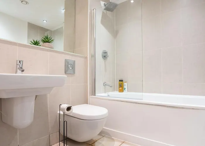 Penthouse - Sleeps 8 - Skyline View Apartment Leeds (West Yorkshire)