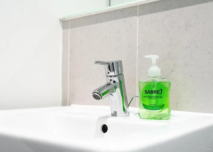 Penthouse - Sleeps 8 - Skyline View Leeds (West Yorkshire)