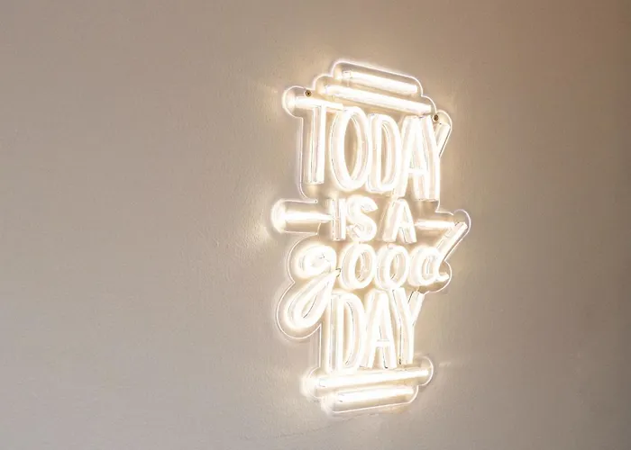 Penthouse - Sleeps 8 - Skyline View Apartment