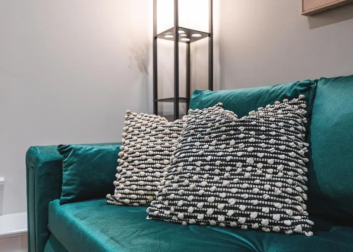 Penthouse - Sleeps 8 - Skyline View Leeds (West Yorkshire)